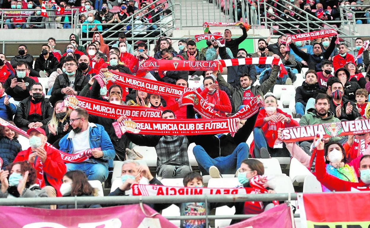 Aficionados del Real Murcia animan a su equipo en el partido contra el Mar Menor, el pasado domingo. 