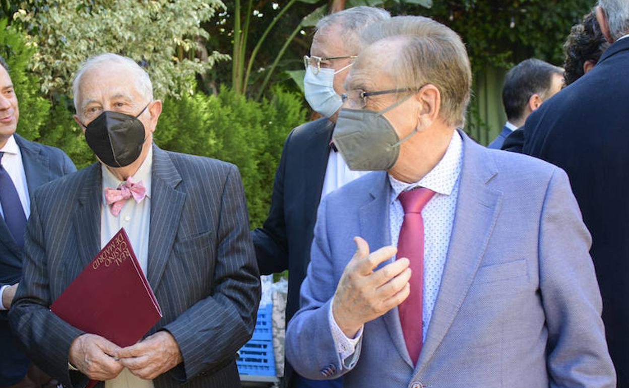 Inocencio Arias, Tomás Fueres y detrás José Antonio Ruiz Vivo, este viernes, en La Casa de la Luz, antes del acto protagonizado por el diplomático.