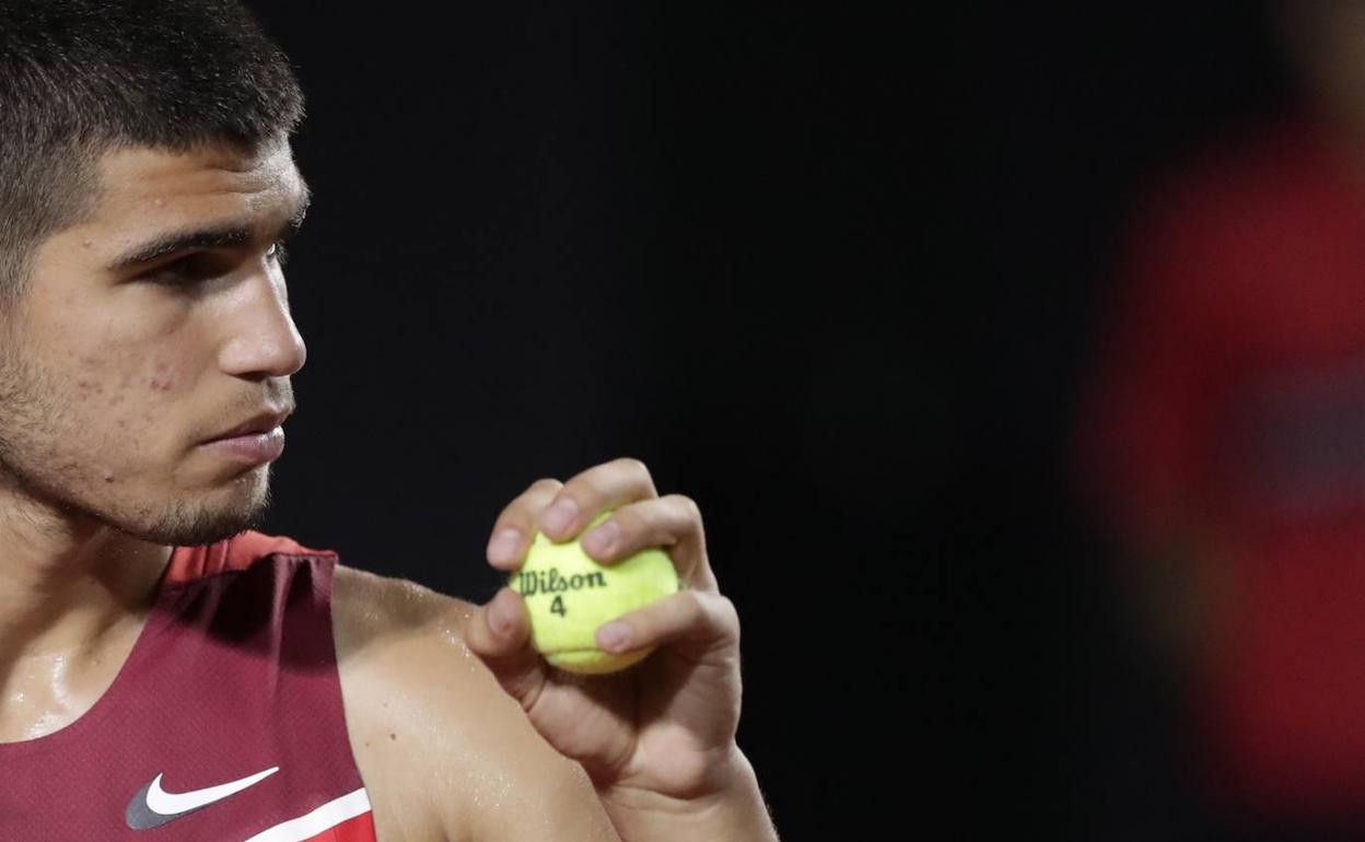 Carlos Alcaraz durante el partido de anoche. 
