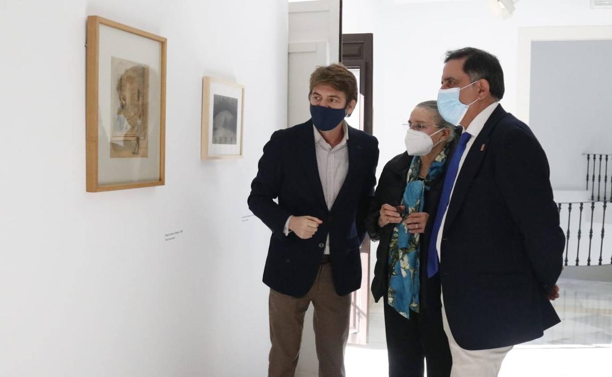 José Antonio Serrano, alcalde de Murcia, e Isabel Verdejo, viuda de Ramón Gaya, este viernes en el museo.