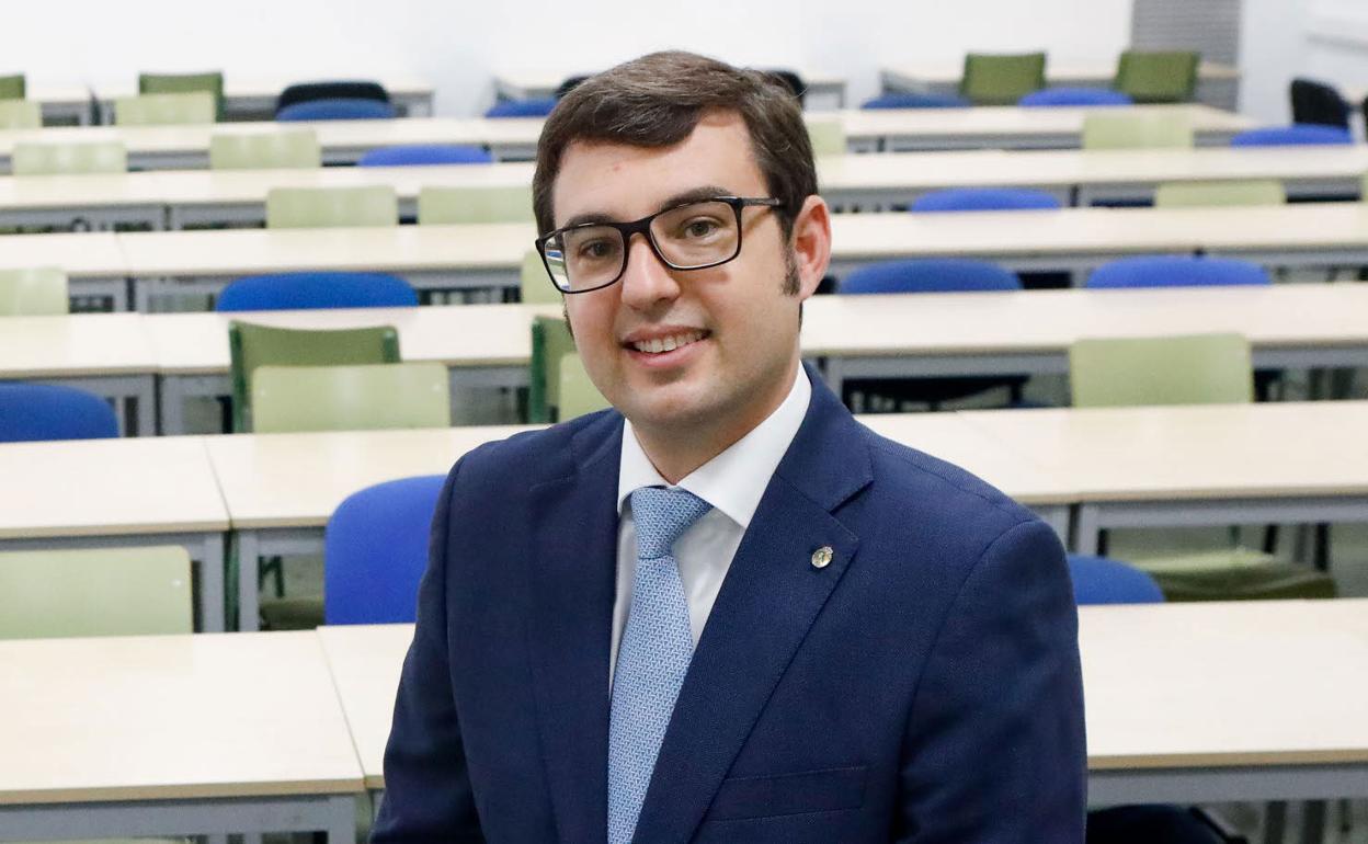 El profesor Germán Teruel, en un aula de la UMU. 