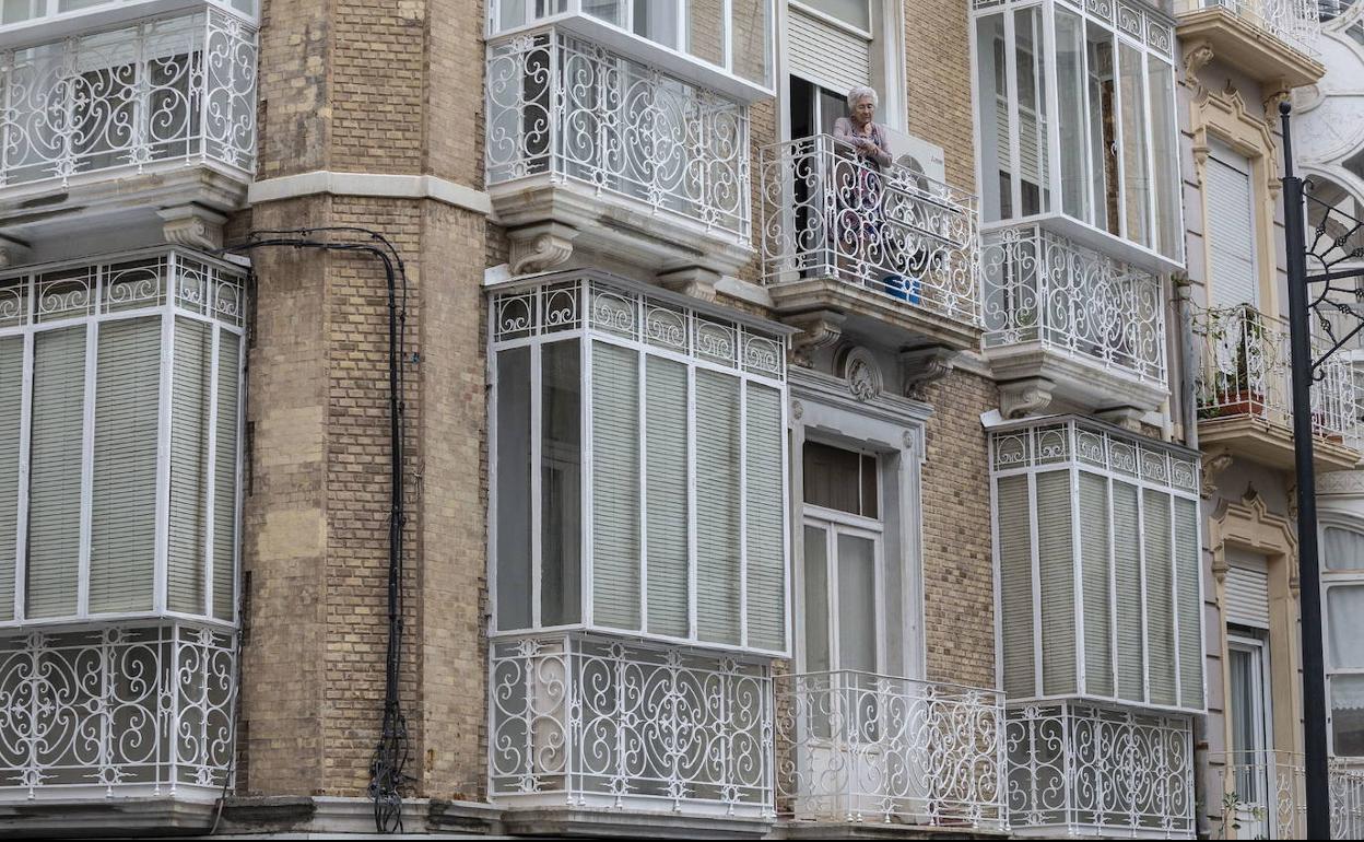 La fachada de un edificio rehabilitado en el casco histórico de Cartagena.