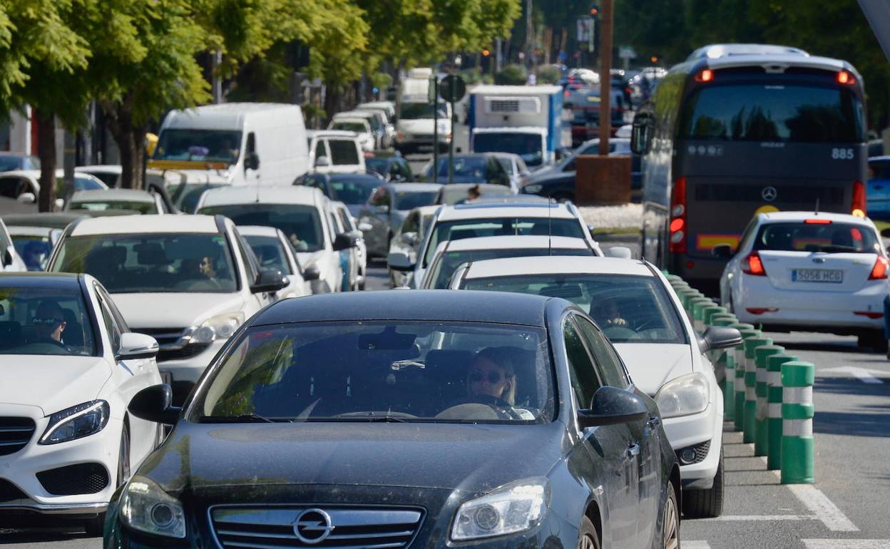 Imagen de archivo de tráfico con colas de coches en la avenida Mario Rojas de Murcia.