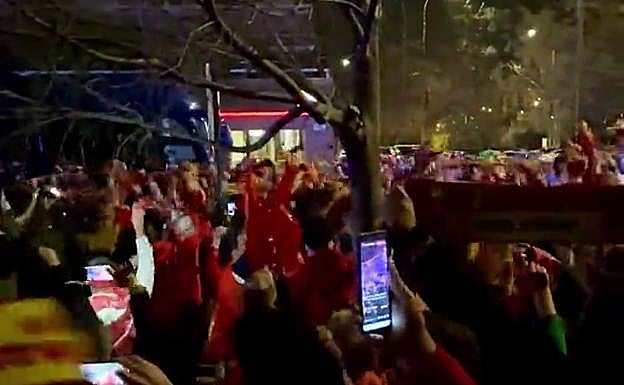 Aficionados del UCAM reciben al autobús a los jugadores universitarios entre cánticos de ánimo.