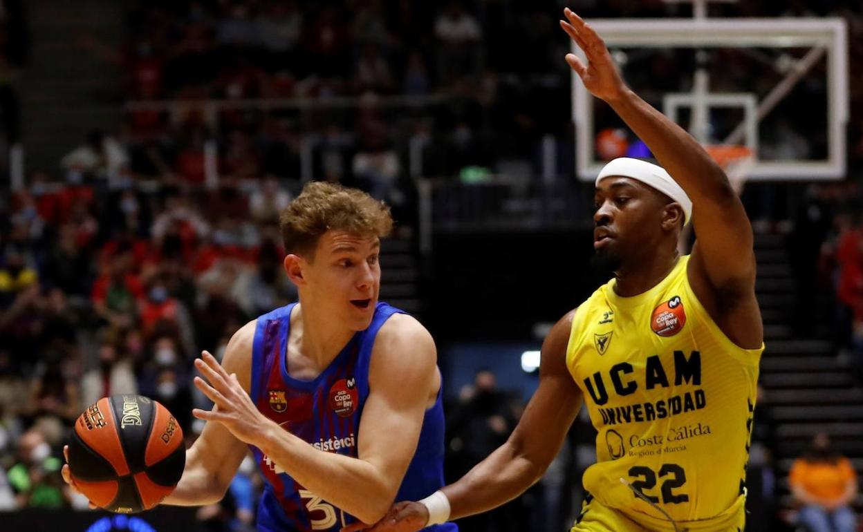 Isaiah Taylor defiende a Rokas Jokubaitis.