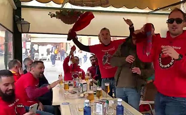 La peña Sufridores del CB Murcia disfrutan de la previa de la semifinal en un bar de Granada.