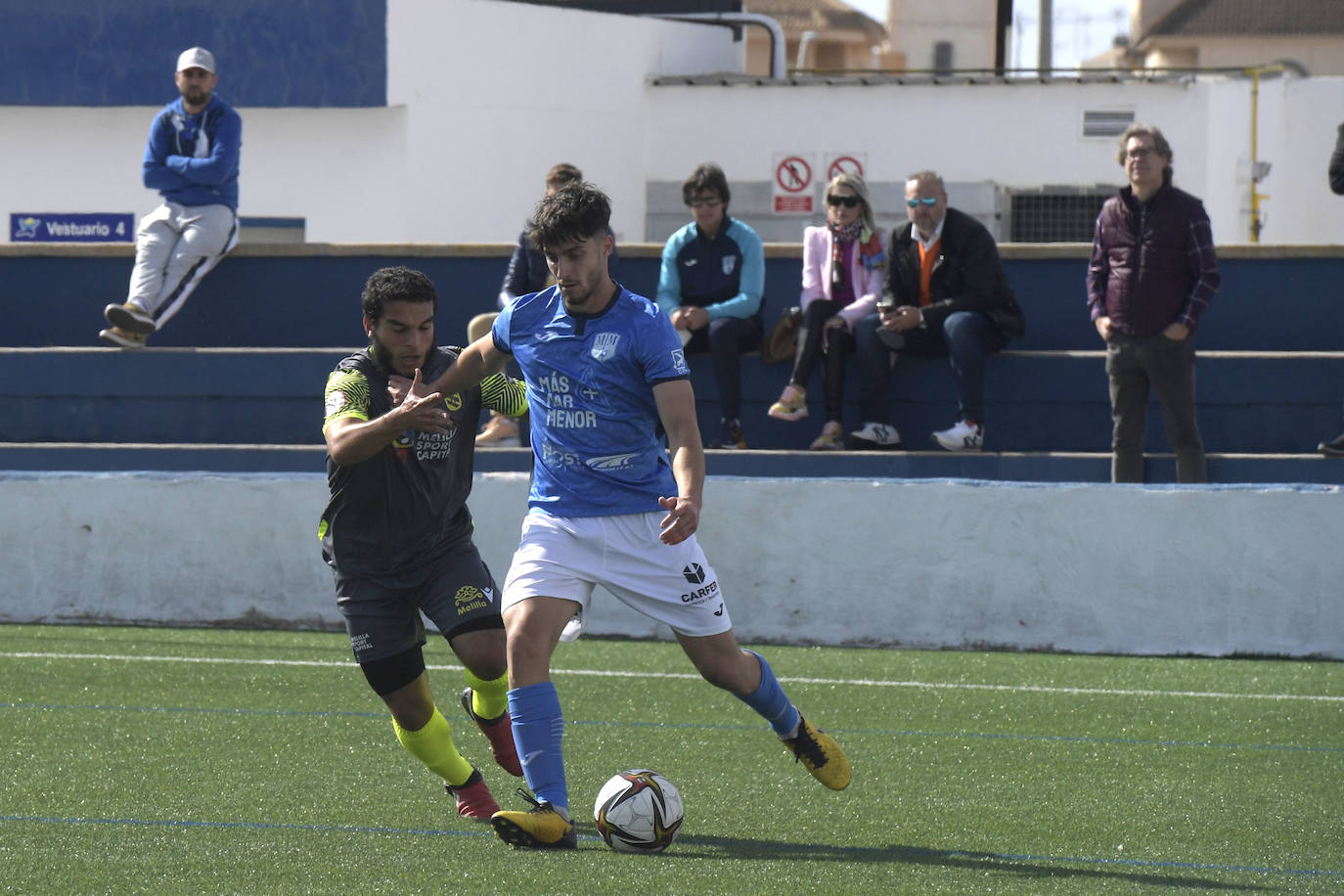 Alberto Vázquez celebra uno de los goles.
