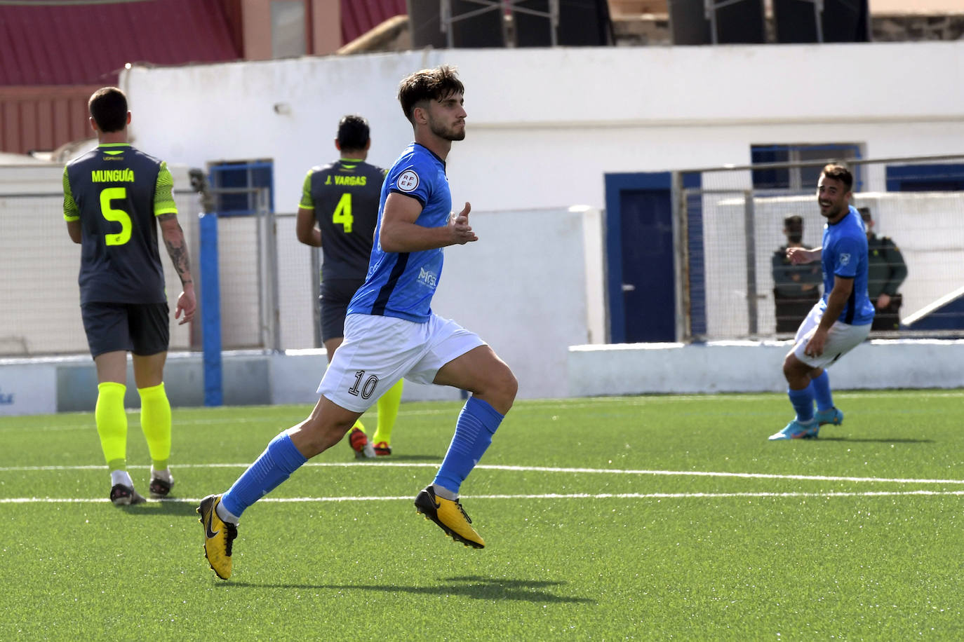 Alberto Vázquez celebra uno de los goles.