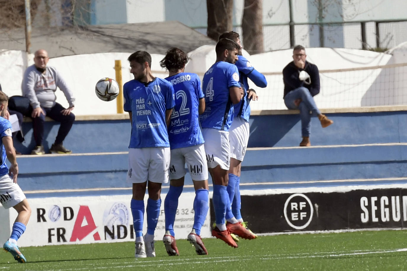 Alberto Vázquez celebra uno de los goles.