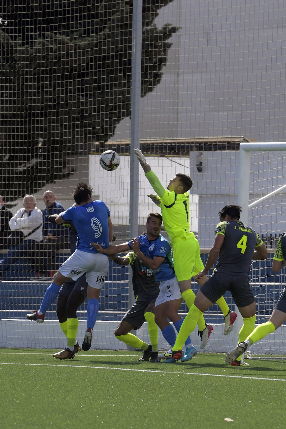 Alberto Vázquez celebra uno de los goles.