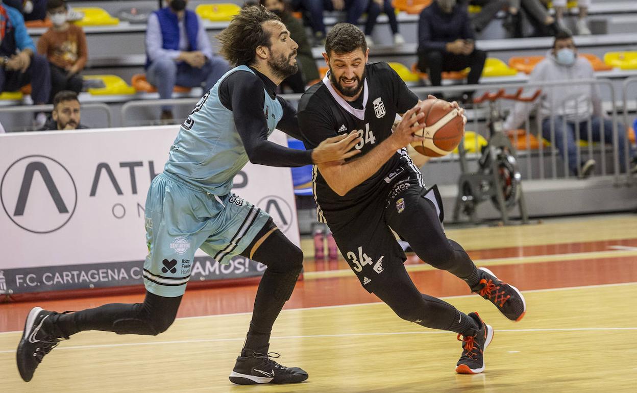 Daniel Astilleros, del 'Cebé' Cartagena, intenta superar la presión de Jordi Grimau en el partido de este domingo. 