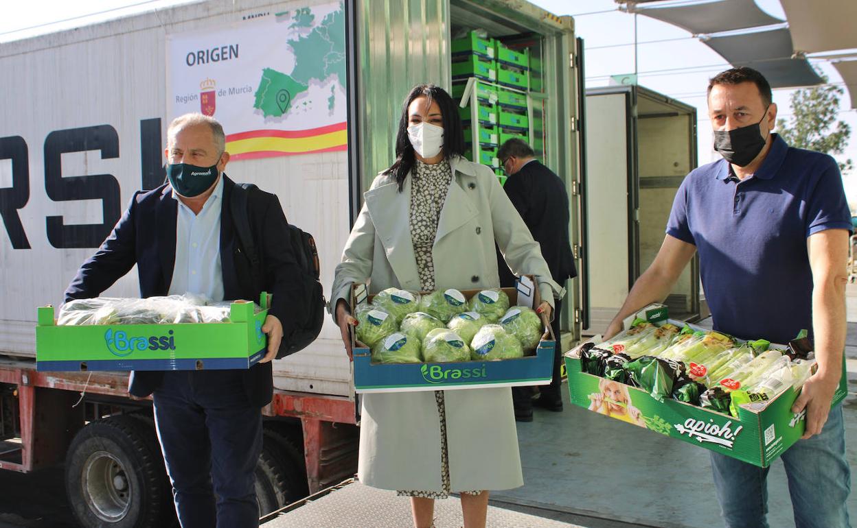 La consejera de Empresa, Empleo, Universidades y Portavocía, Valle Miguélez, recibe en Dubái, junto al responsable de la empresa Agromark, los vegetales frescos de la Región de Murcia.