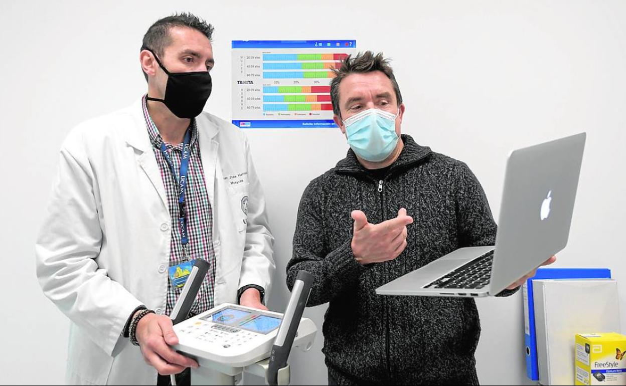 Juan José Hernández y Horacio Pérez, en las instalaciones del UCAM HiTech.