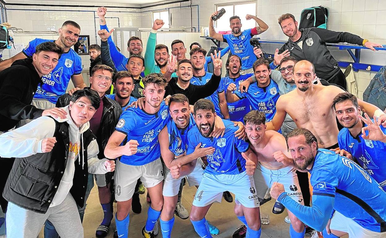 Los jugadores del Mar Menor, al término del partido, celebrando una victoria que vuelve a acercarles a la zona de 'playoff'.