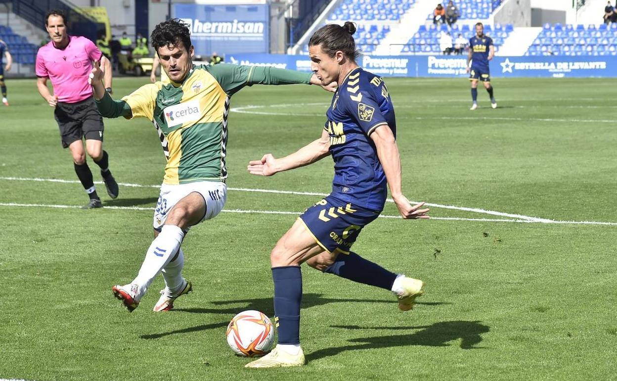 El jugador del UCAM encara al del Sabadell.