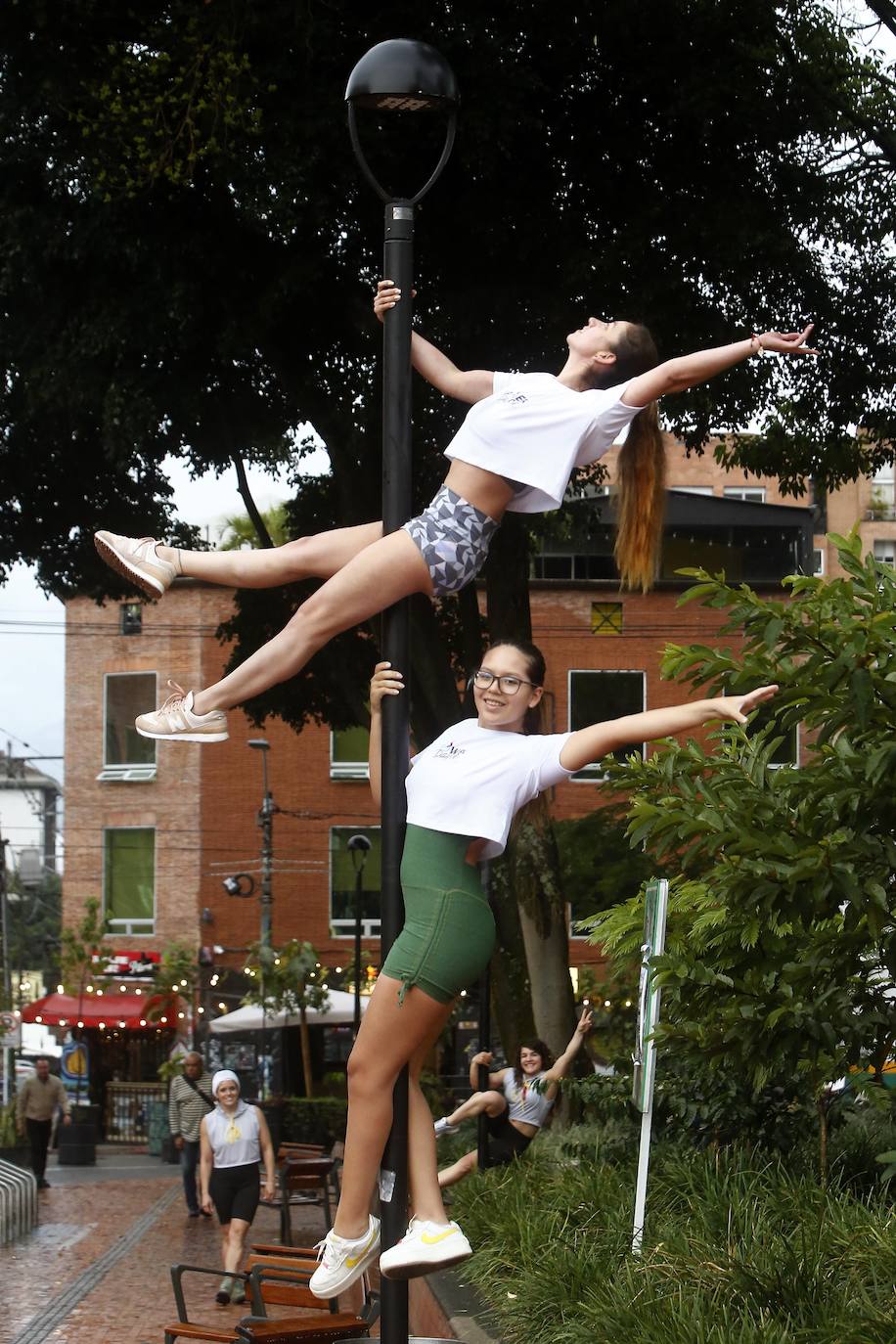 Fotos: &#039;Pole dance&#039; de calle