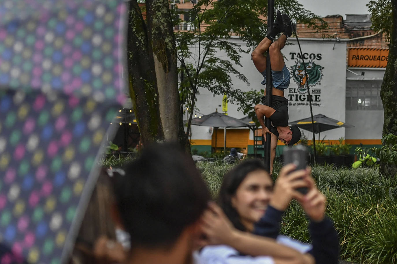 Fotos: &#039;Pole dance&#039; de calle