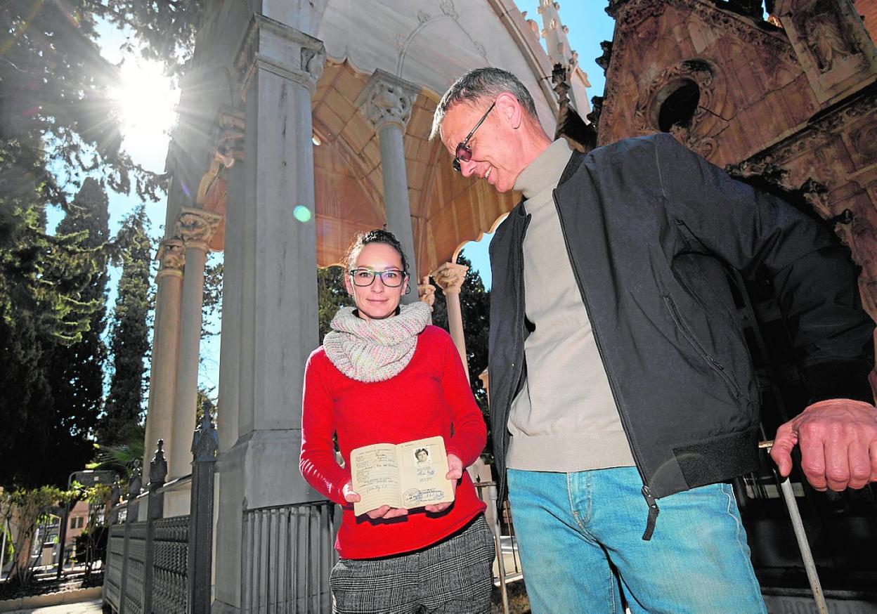 Irene Hernández, con el pasaporte de su abuela, y el profesor Klaus Schriewer. 