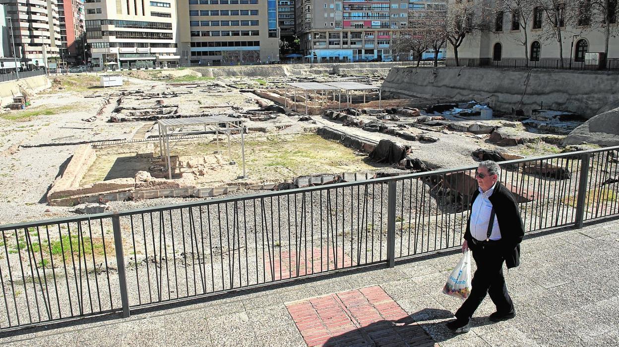 Un vecino pasa por delante del yacimiento de San Esteban, que más de una década después de su hallazgo sigue esperando que se ejecute un proyecto de puesta en valor. 