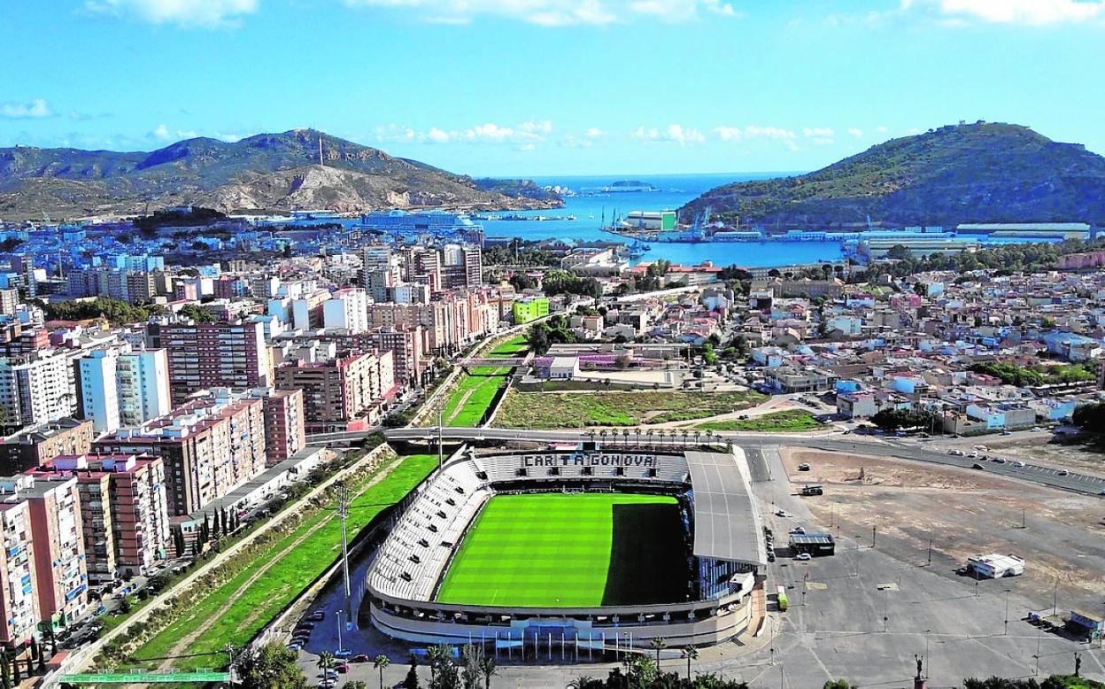 Panorámica aérea reciente del estadio Cartagonova, con el Puerto al fondo. Carlos Alcaraz celebra un punto en la final del torneo de Río. 