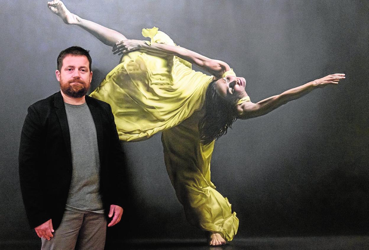 Antonio Menchón junto al retrato de Natalia Povoroznyuk; abajo, Maria Abashova. 