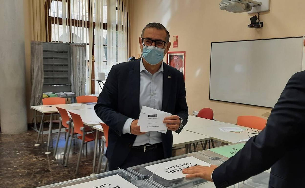 El rector de la UMU, José Luján, votando este martes.