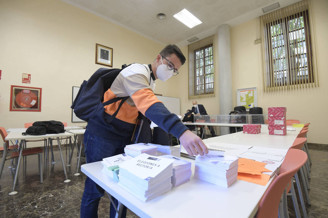 Fotos: Profesores, estudiantes y administrativos de la UMU deciden hoy si Luján renueva en el Rectorado