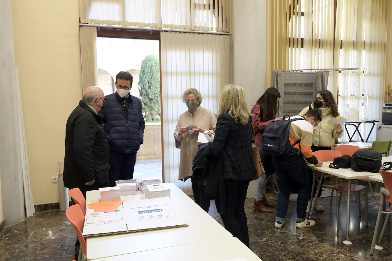 Fotos: Profesores, estudiantes y administrativos de la UMU deciden hoy si Luján renueva en el Rectorado