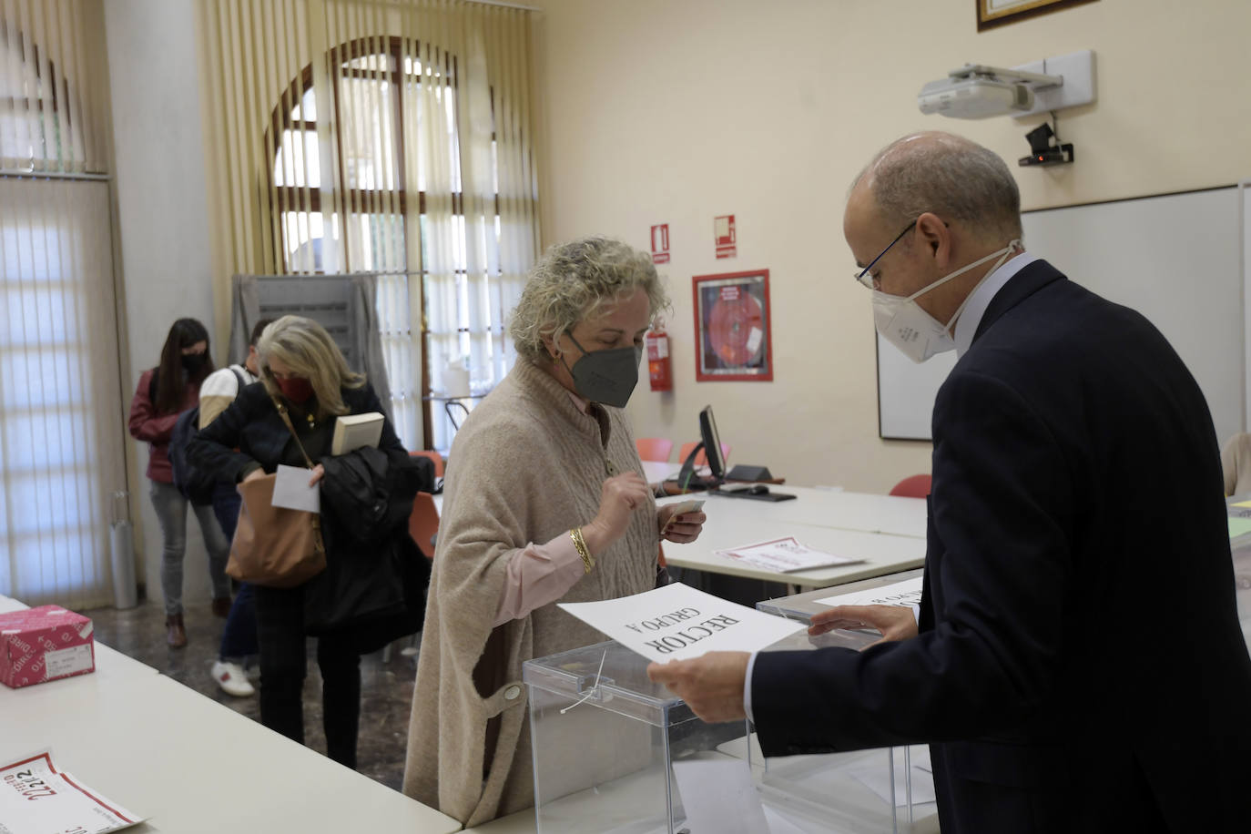 Fotos: Profesores, estudiantes y administrativos de la UMU deciden hoy si Luján renueva en el Rectorado