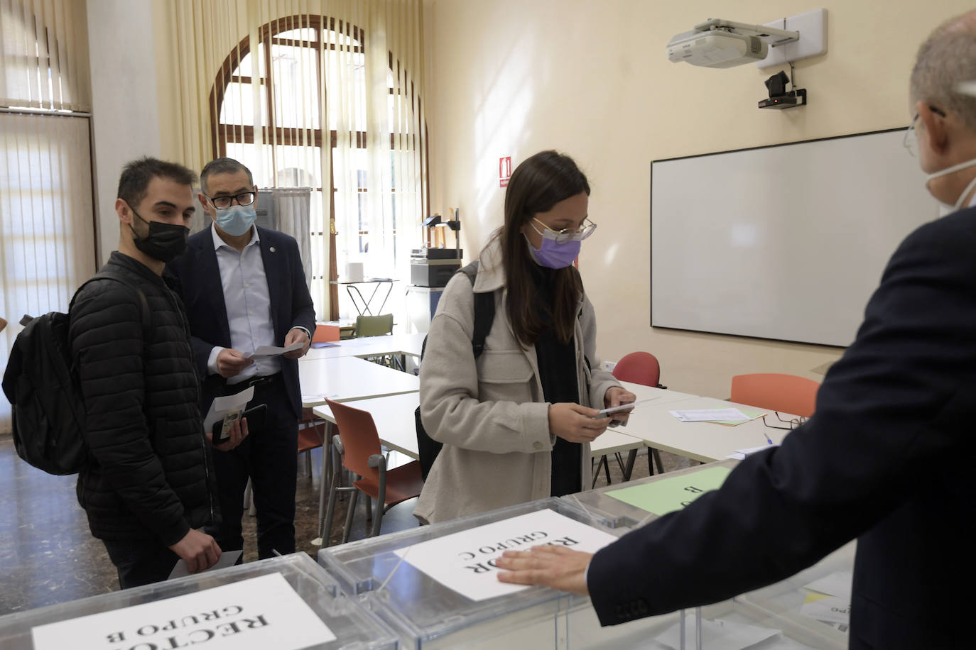 Fotos: Profesores, estudiantes y administrativos de la UMU deciden hoy si Luján renueva en el Rectorado