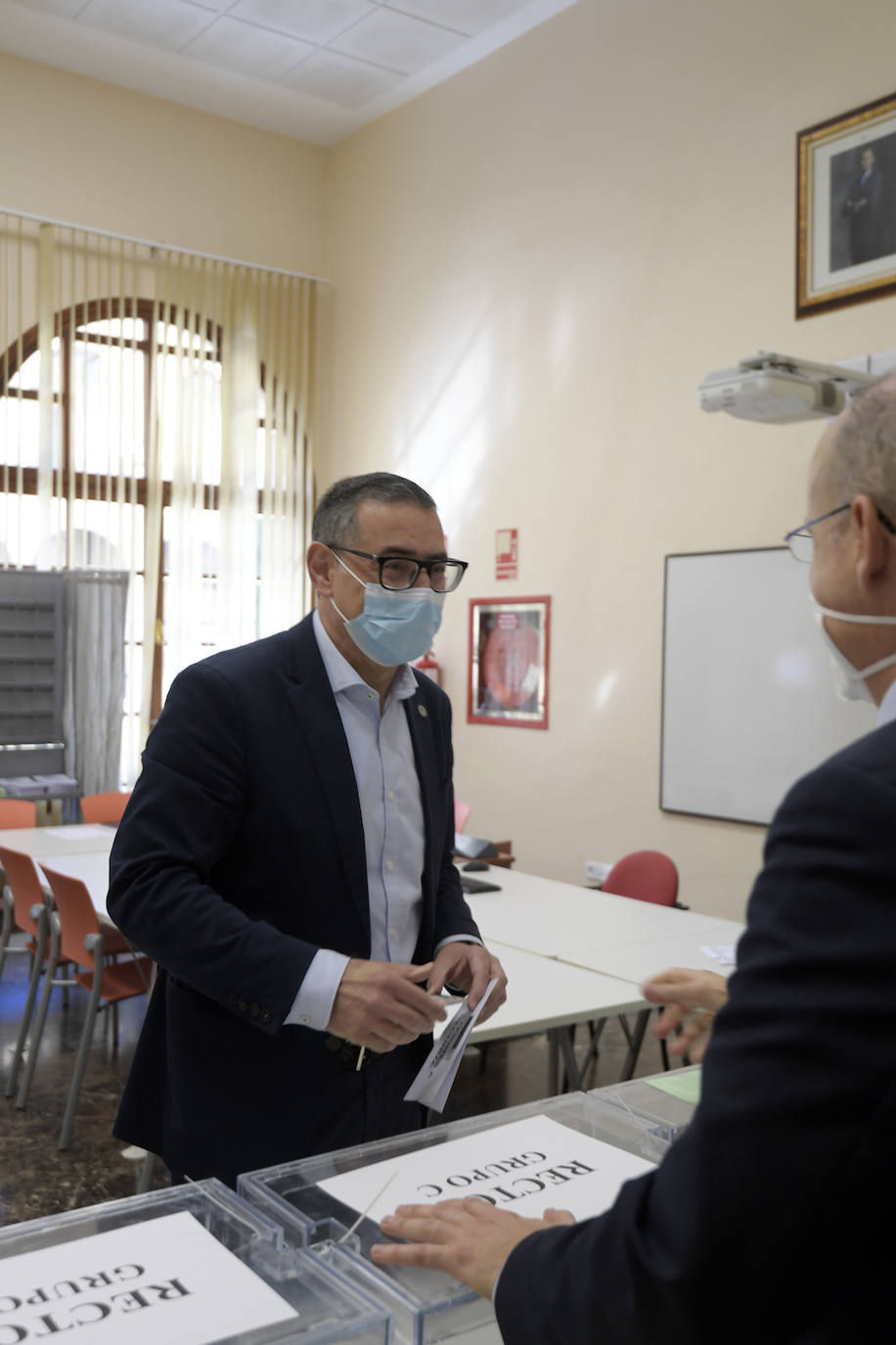 Fotos: Profesores, estudiantes y administrativos de la UMU deciden hoy si Luján renueva en el Rectorado