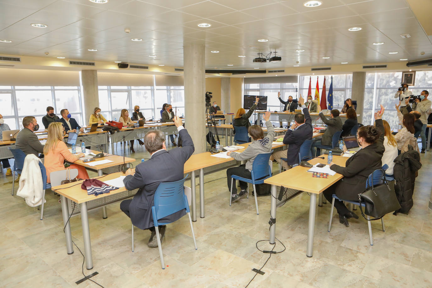 Fotos: El Pleno de Lorca aprueba la moción que afecta a la distancia de las granjas porcinas