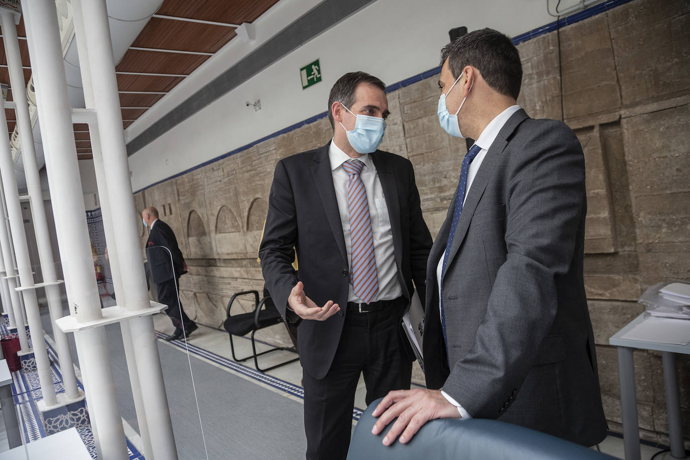 Fotos: Pleno de la Asamblea Regional: Comunidad y bancos estudiarán medidas para mejorar eltrato a los mayores