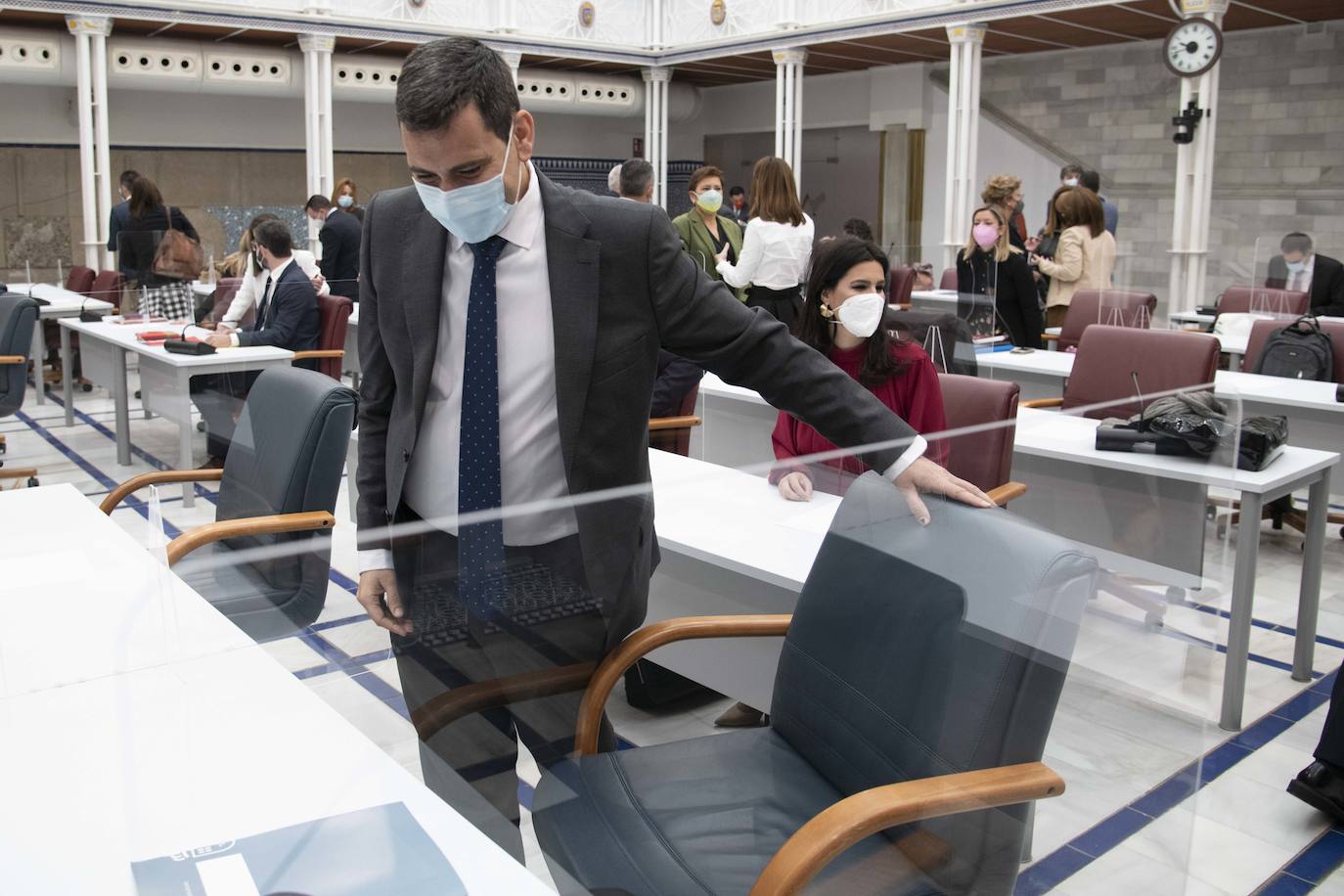 Fotos: Pleno de la Asamblea Regional: Comunidad y bancos estudiarán medidas para mejorar eltrato a los mayores