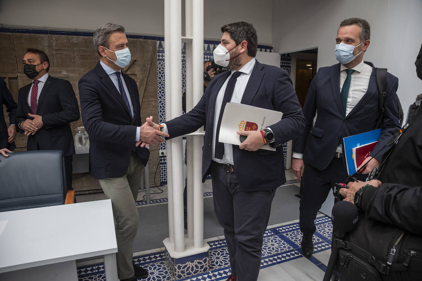 Fotos: Pleno de la Asamblea Regional: Comunidad y bancos estudiarán medidas para mejorar eltrato a los mayores