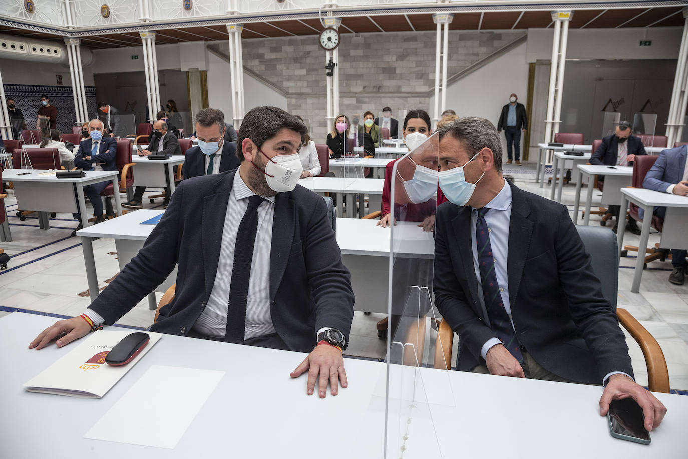 Fotos: Pleno de la Asamblea Regional: Comunidad y bancos estudiarán medidas para mejorar eltrato a los mayores