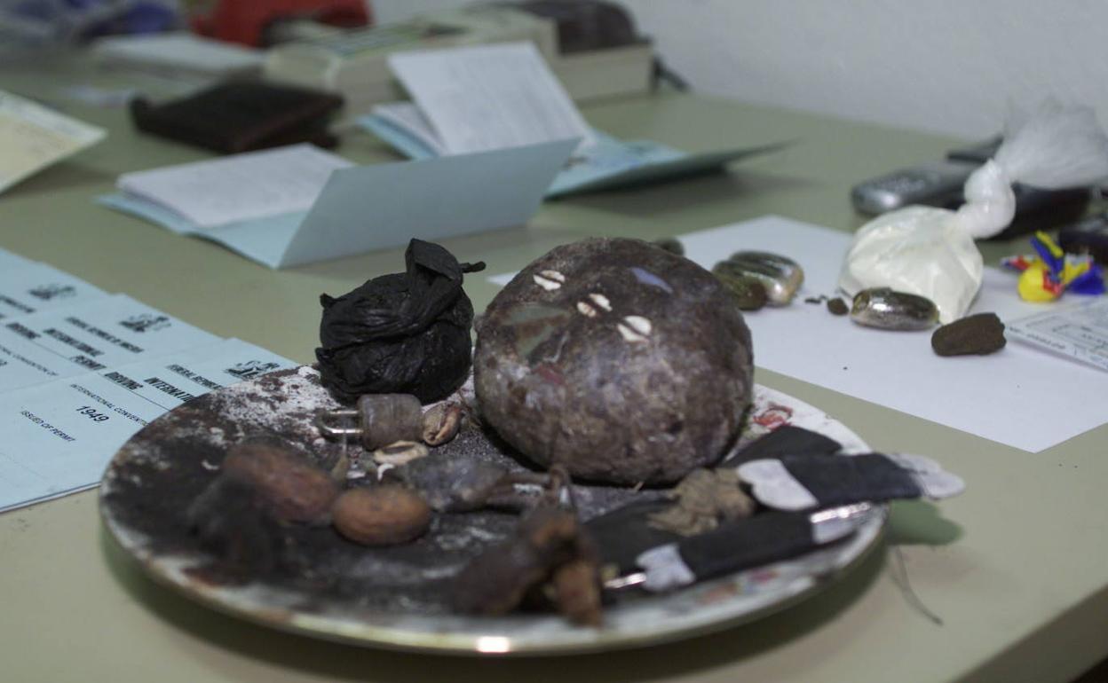 Restos de un ritual de vudú localizados por la Policía Nacional en una vivienda de Murcia. 