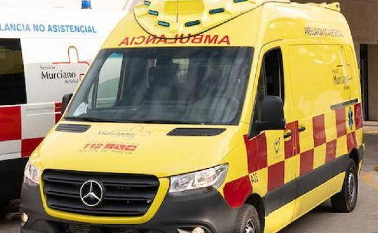 Una ambulancia frente a un centro hospitalario, en una imagen de archivo. 