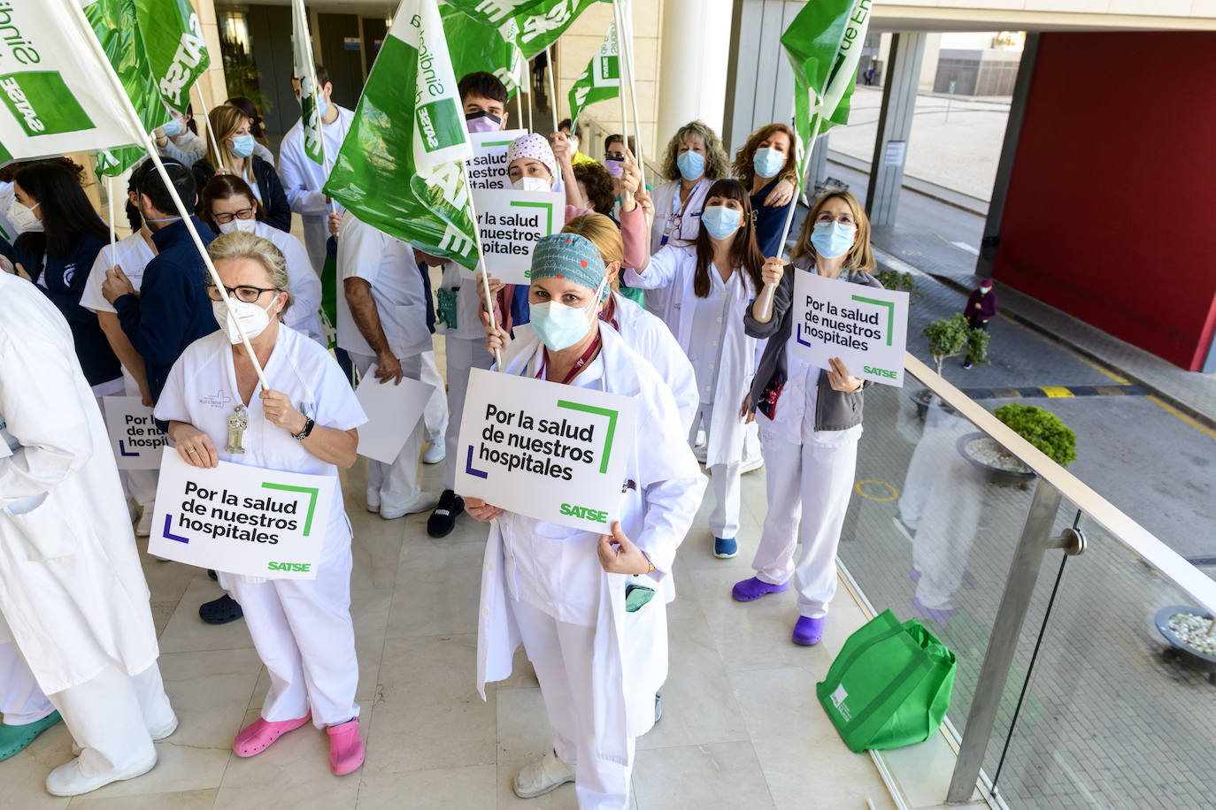 Fotos: Las enfermeras denuncian la «saturación» de los hospitales