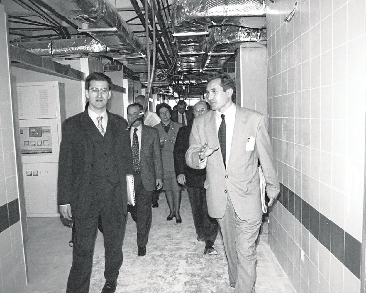 Alberto Núñez Feijóo, junto al entonces gerente de La Arrixaca, Mariano Guerrero, durante una visita a las obras de ampliación del hospital en 1997. Detrás, a la izquierda, Andrés Martínez-Cachá. 