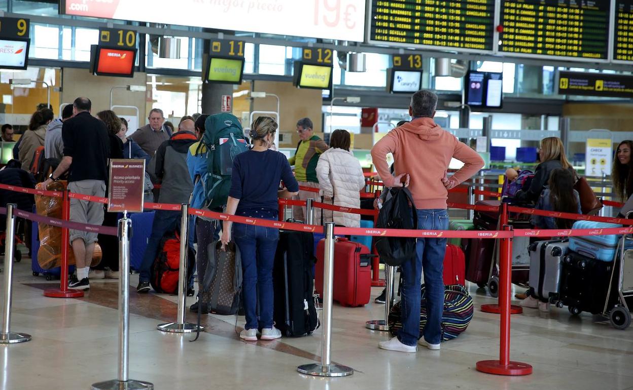 Viajeros en el aeropuerto de Tenerife, en una fotografía de archivo.