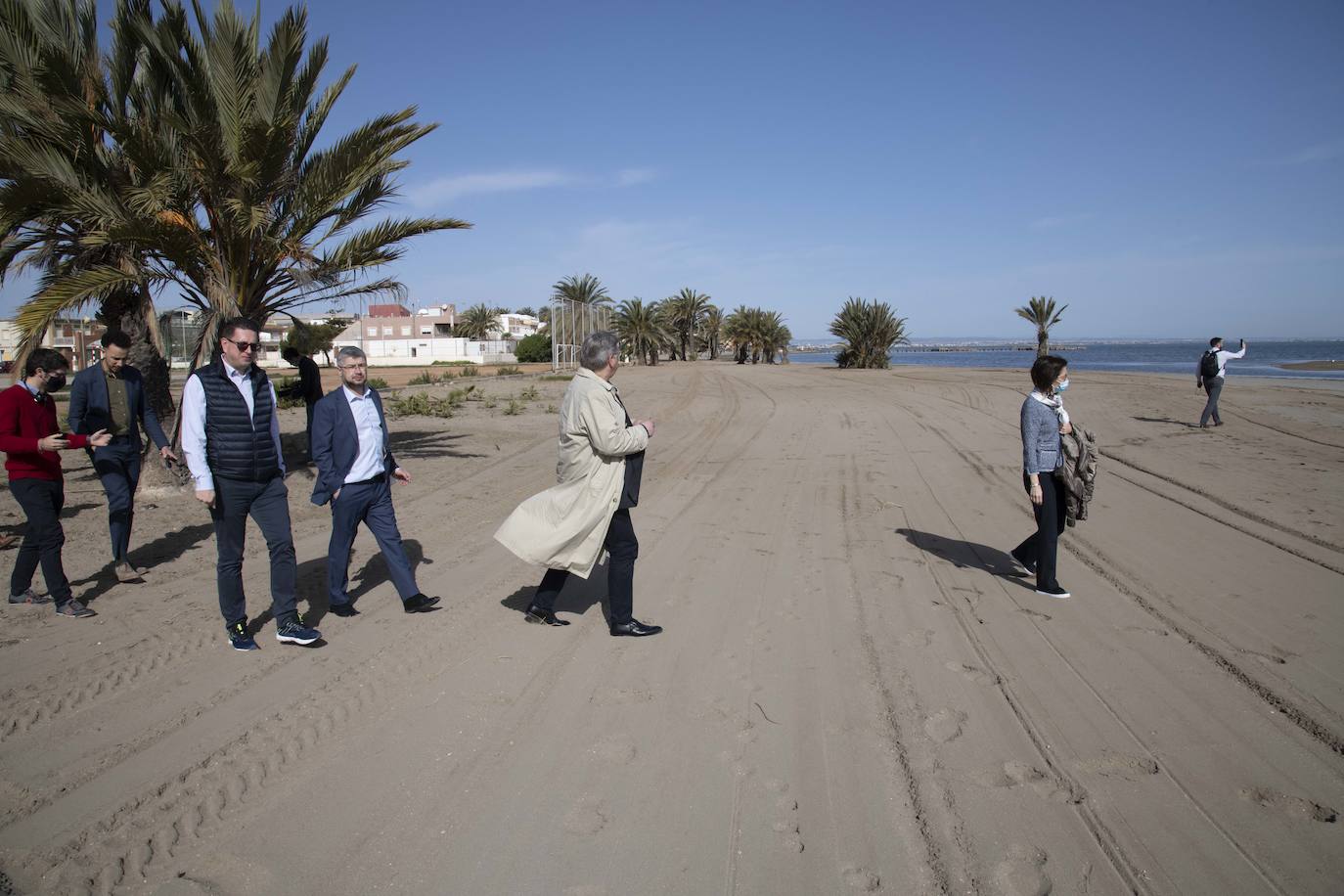 Fotos: Los eurodiputados encuentran el lodo del Mar Menor