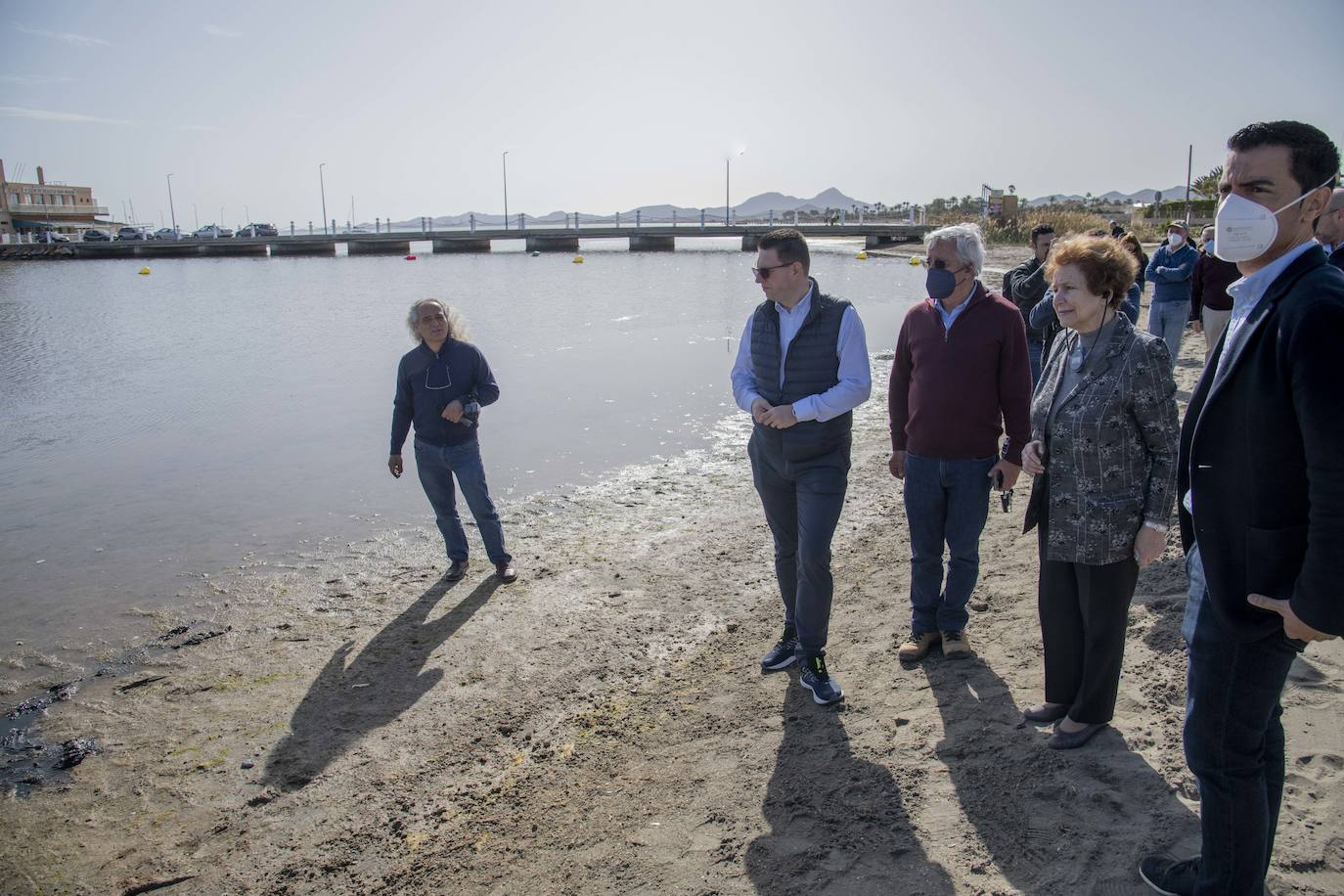 Fotos: Los eurodiputados encuentran el lodo del Mar Menor