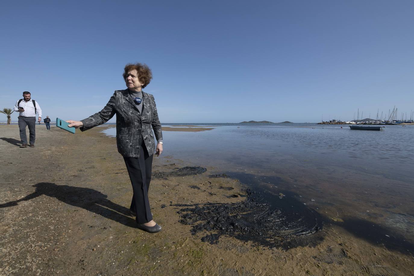 Fotos: Los eurodiputados encuentran el lodo del Mar Menor