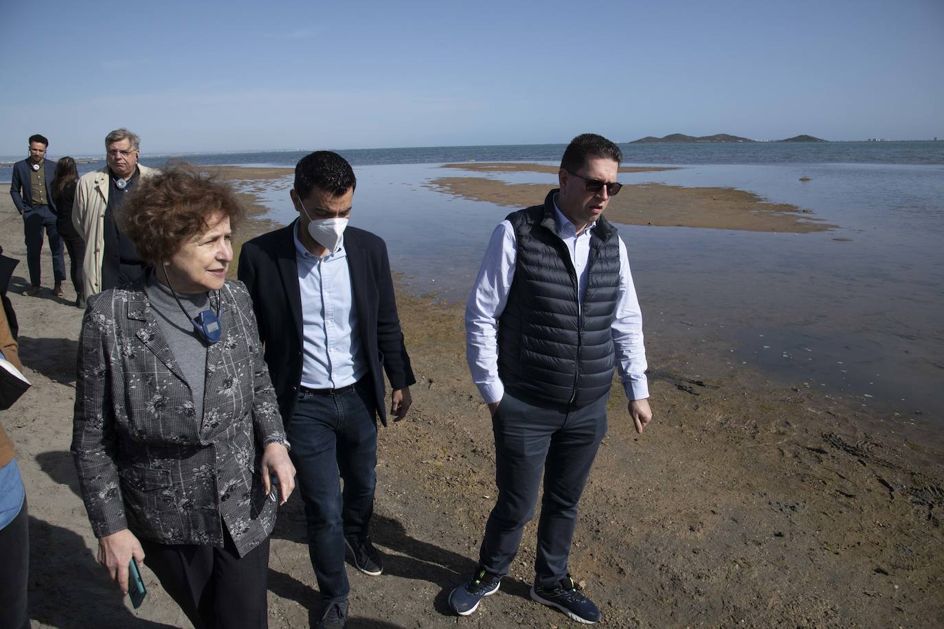 Fotos: Los eurodiputados encuentran el lodo del Mar Menor