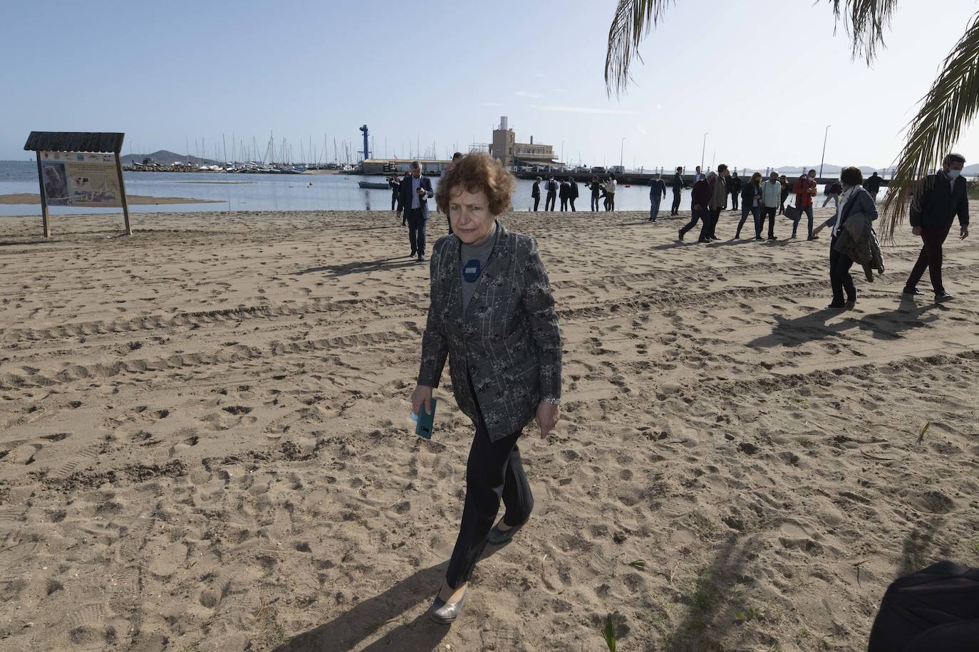 Fotos: Los eurodiputados encuentran el lodo del Mar Menor