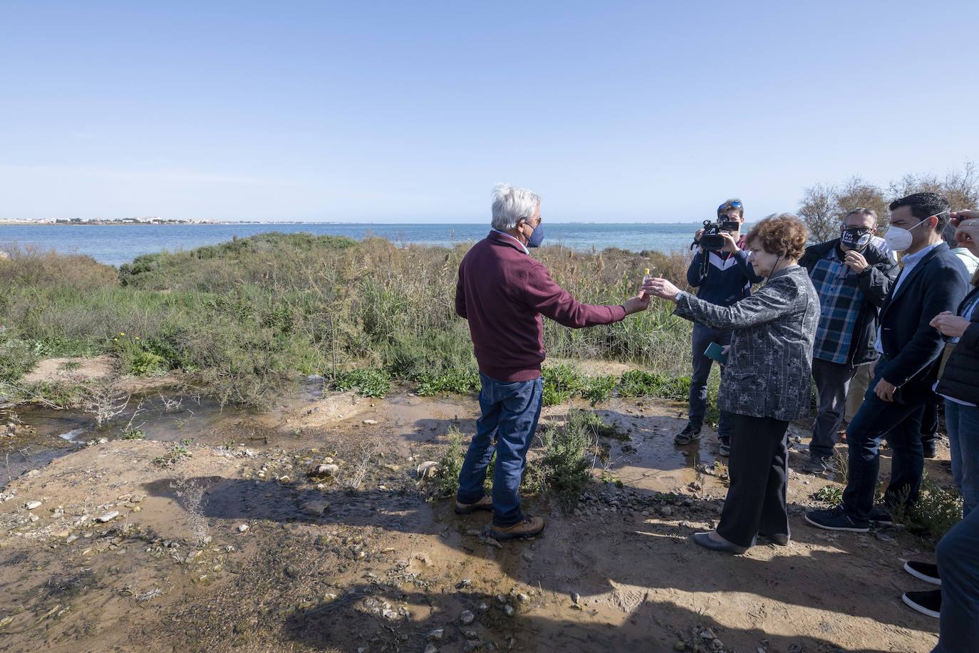 Fotos: Los eurodiputados encuentran el lodo del Mar Menor