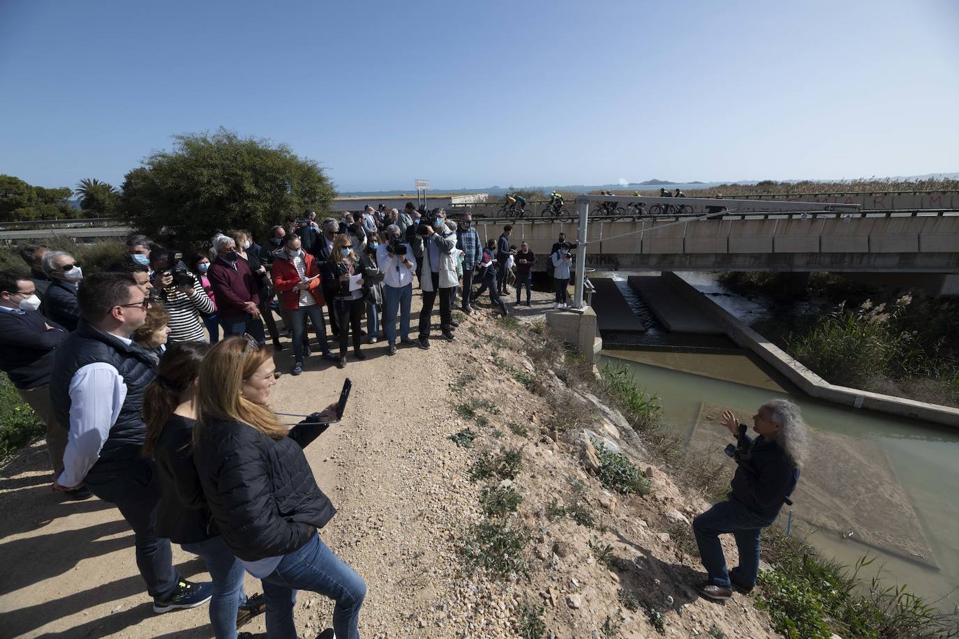 Fotos: Los eurodiputados encuentran el lodo del Mar Menor