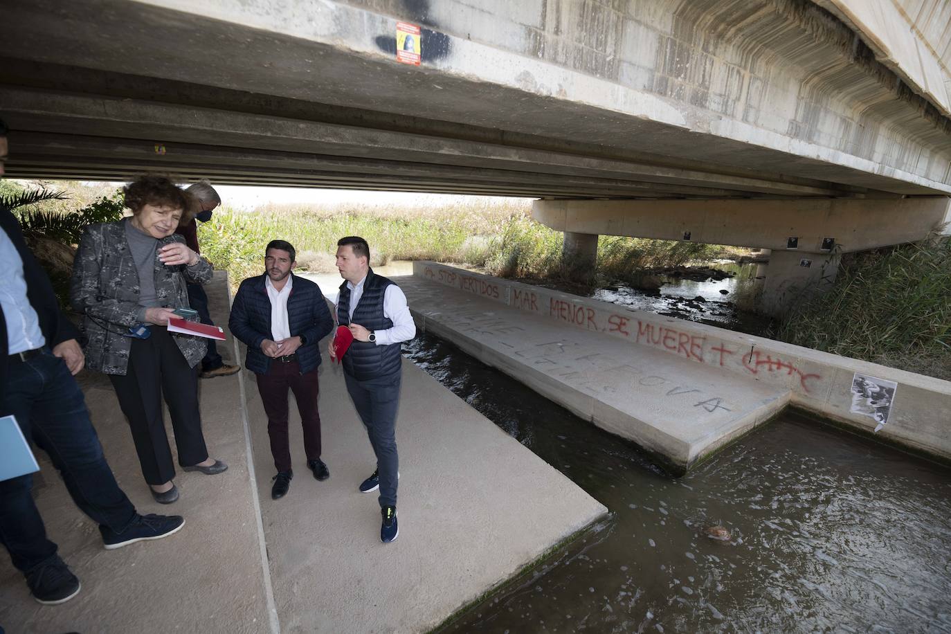 Fotos: Los eurodiputados encuentran el lodo del Mar Menor