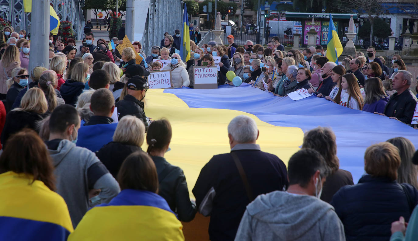 Fotos: Decenas de ucranianos claman en Murcia contra la invasión de su país